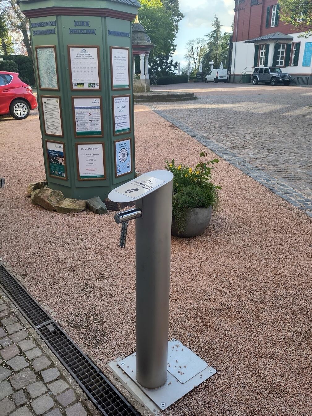 Wasserspender in Königstein am Eingang des Kurparks, direkt vor der Kur- und Stadtinformation.