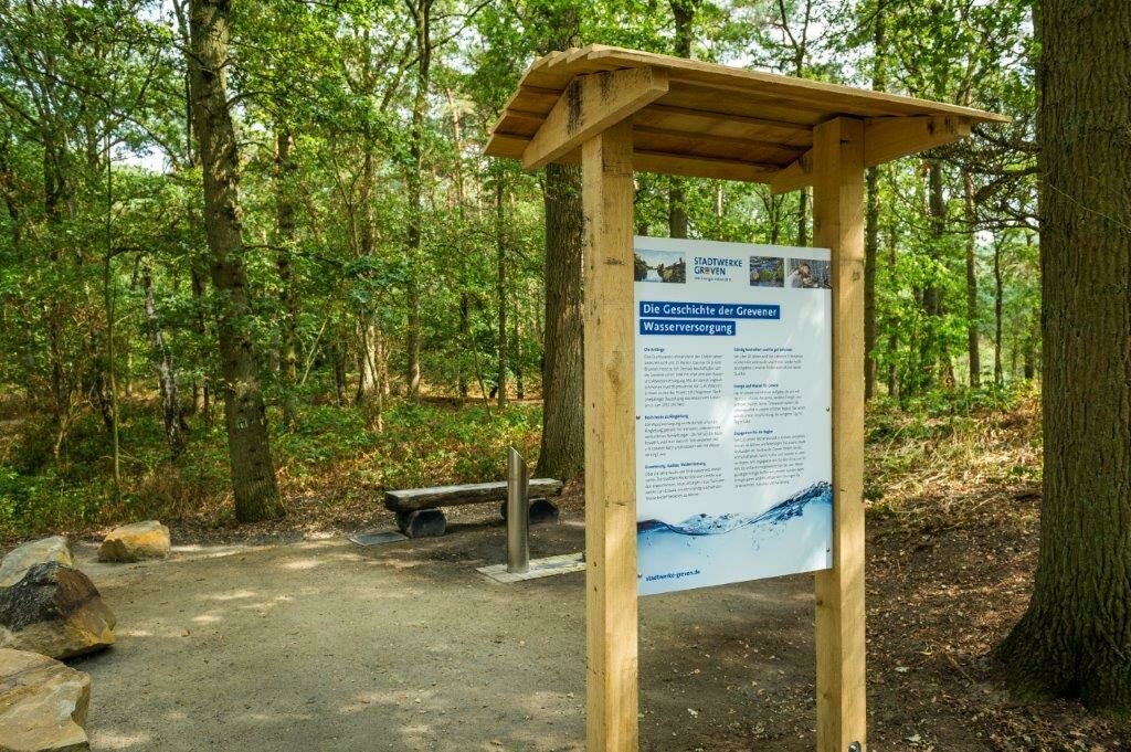 Edelstahl Trinkwasserbrunnen vor dem Wasserwerk Greven