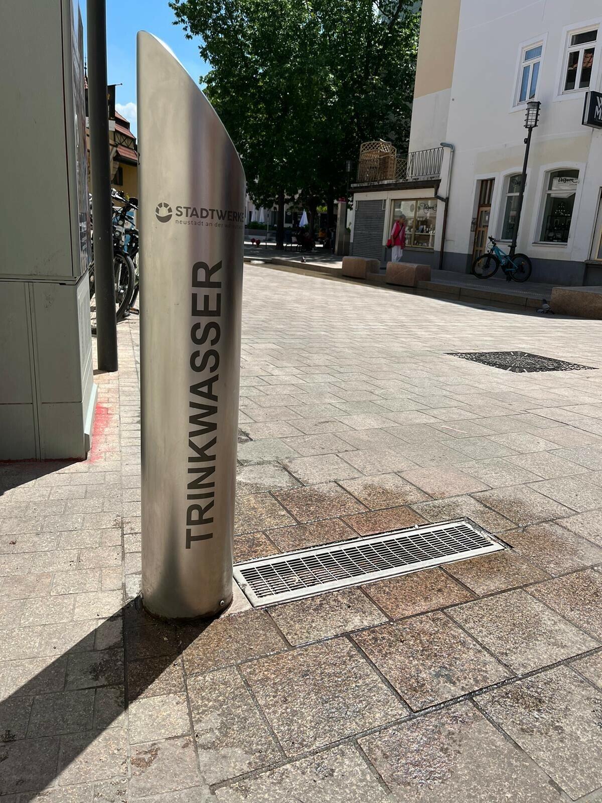 Trinkwasser Brunnen aus Edelstahl am Kriegerdenkmal in Lindenberg