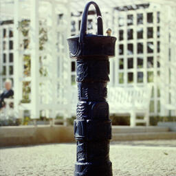 Foto des Trinkwasser-Brunnens "Kaiser Brunnen" mit Reliefs, die die Aufbereitung des Grundwassers zu Trinkwassers zeigen