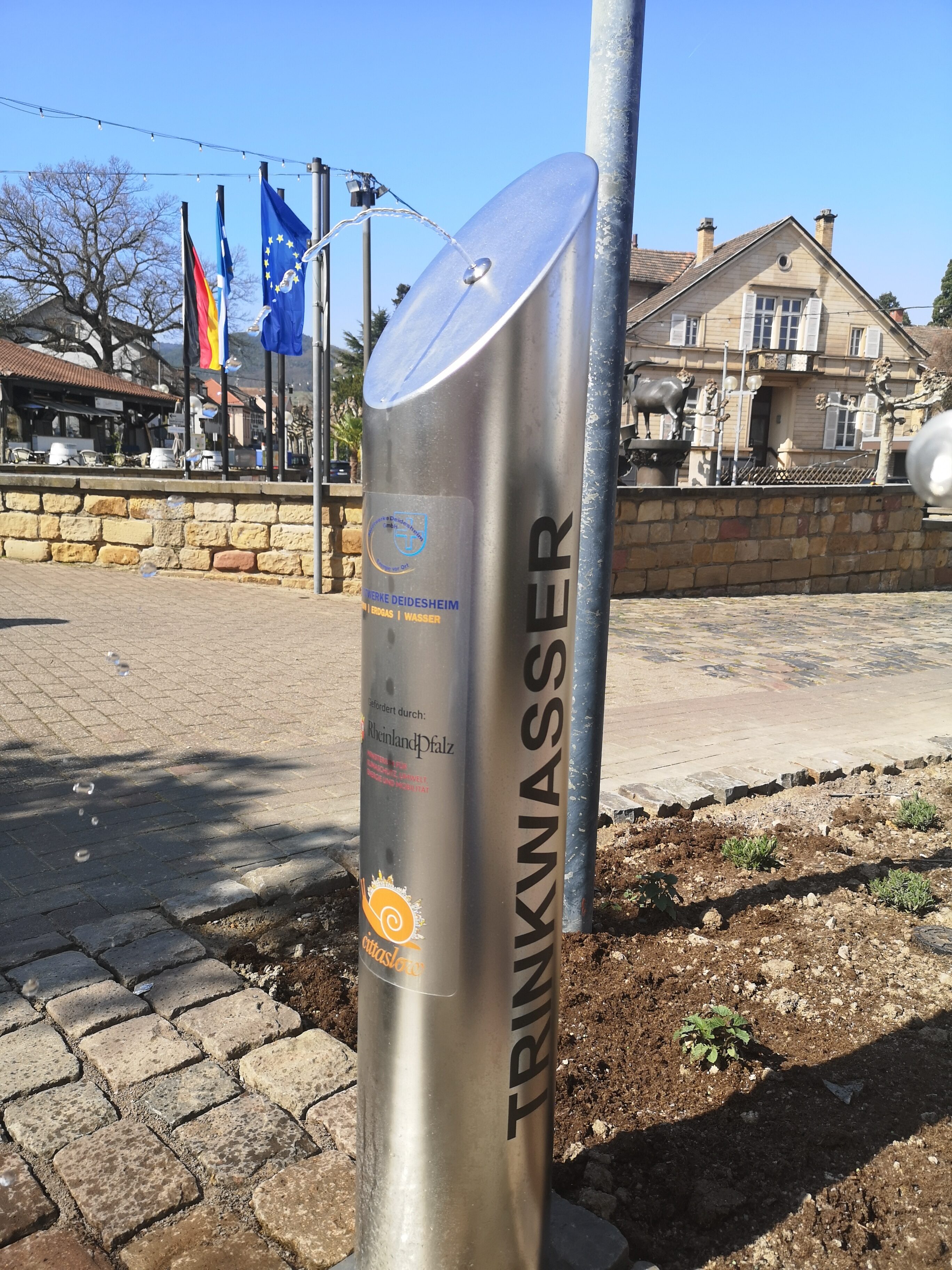 Edelstahl Trinkwasser Brunnen vor der Tourist Info in Deidesheim
