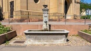 Trinkwasser Brunnen vor der Christuskirche in Freiburg