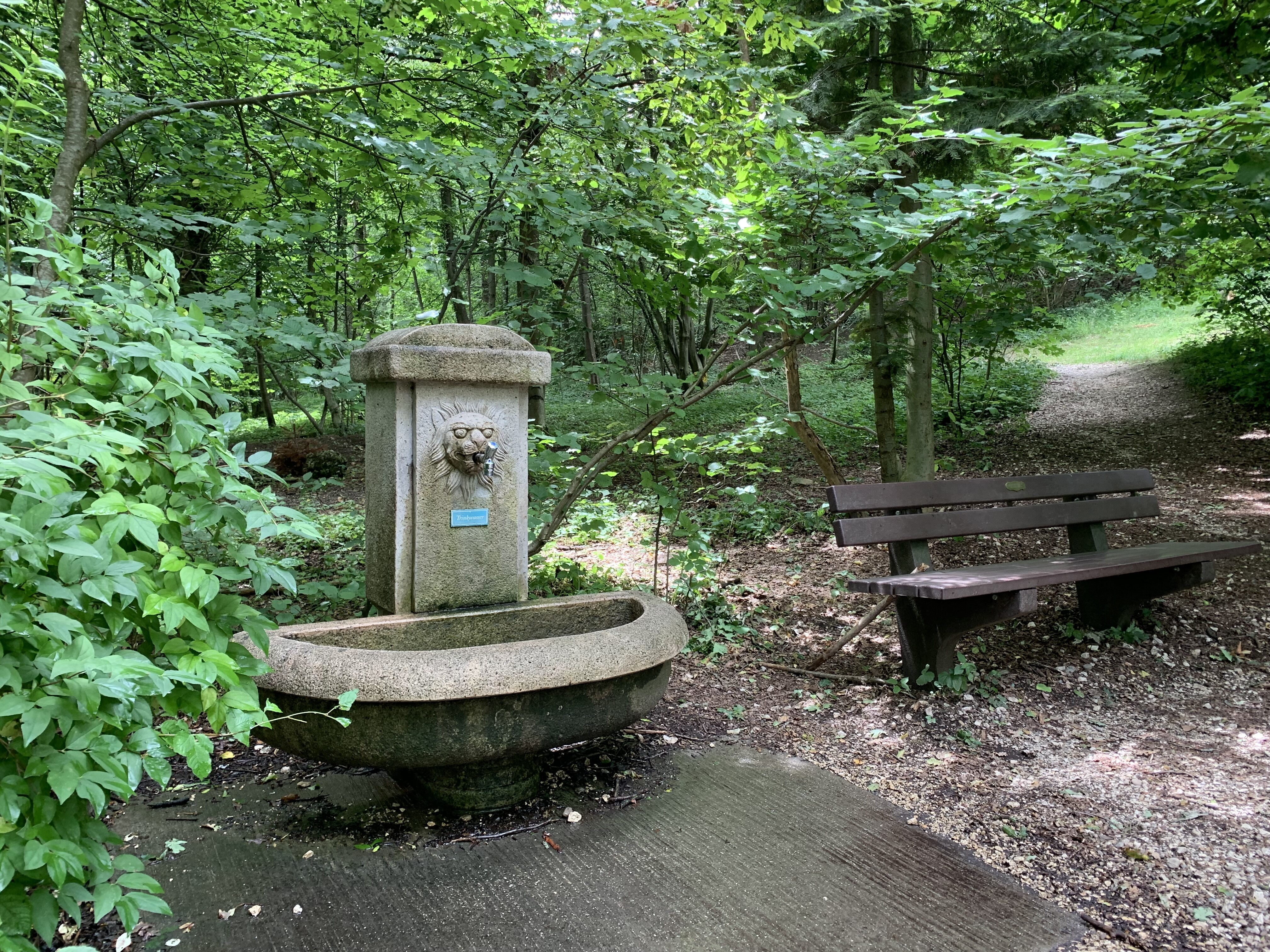 Trinkwasser Brunnen Leitershofen am Waldparkplatz Herrgottsberg