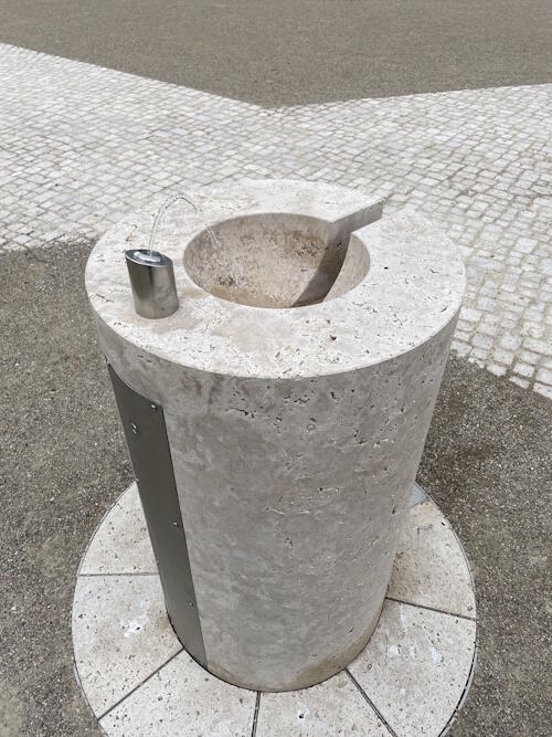 Trinkwasserbrunnen auf dem neugestalteten Arsenalplatz zwischen Rathaushof, Wilhelmgalerie und Landesarchiv Baden-Württemberg in Ludwigsburg.