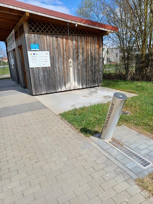 Trinkwasserbrunnen am Naturbadesee Frensdorf, neben der Toilettenanlage