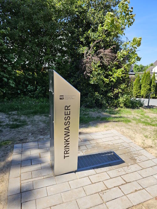 Trinkwasserbrunnen im Ninja-Outdoor-Park in der Nähe vom Hallenbad in Mettingen