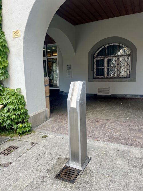 Edelstahl Trinkwasserbrunnen in der Innenstadt von Isny im Allgäu