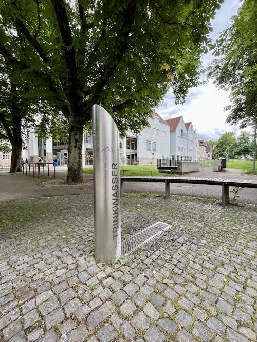 Edelstahl Trinkbrunnen bei der Stadtbücherein in Kirchheim unter Teck