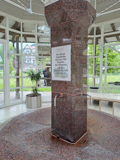 Barrierefreier Trinkbrunnen im Trinkpavillon direkt neben dem Kurhaus in Bad Herrenalb.