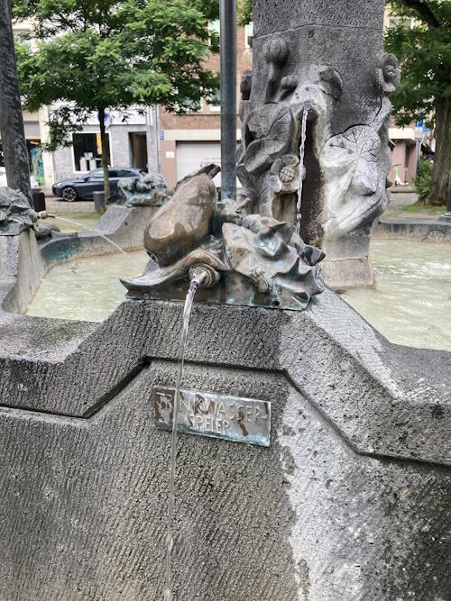 Brunnen mit Trinkwasserspeier auf dem Münsterplatz in Neuss