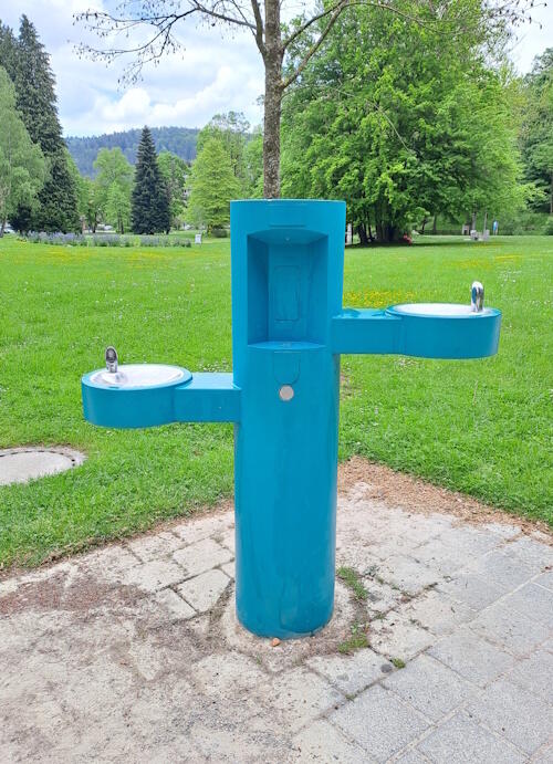 Trinkbrunnen im Kurpark in Bad Herrenalb. Der Brunnen hat zwei unterschiedlich hohe Trinkschalen.
