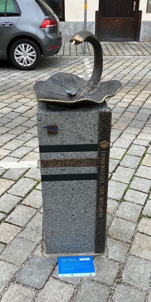 Trinkwasserbrunnen am Kirchplatz in Weilheim in Oberbayern