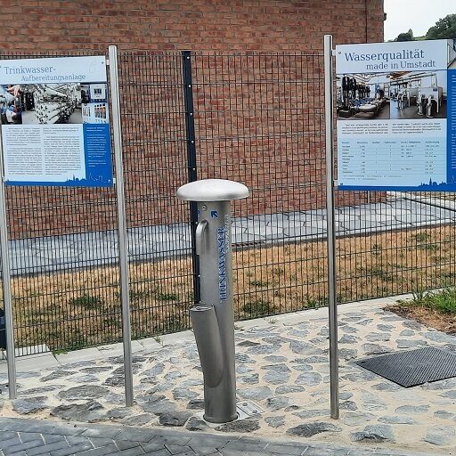 Edelstahlbrunnen vor der Trinkwasseraufbereitungsanlage der Stadt Groß-Umstadt