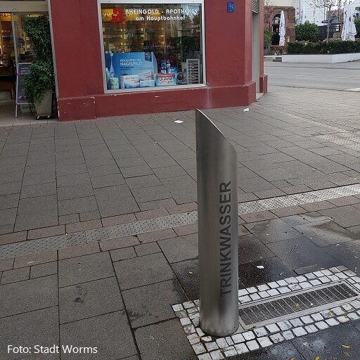 Edelstahl-Trinkbrunnen Worms vor der Apotheke Wilhelm Leuschner Straße