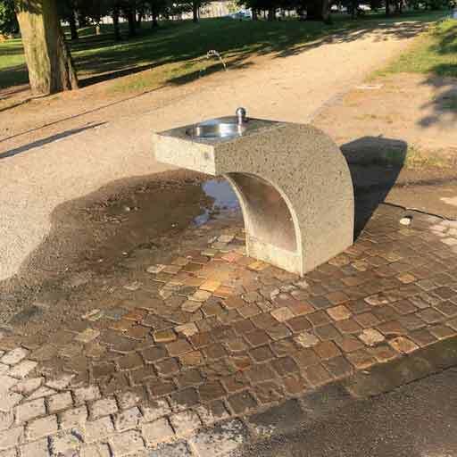 Foto des barrierefreien BITUMA Trinkwasser-Brunnens