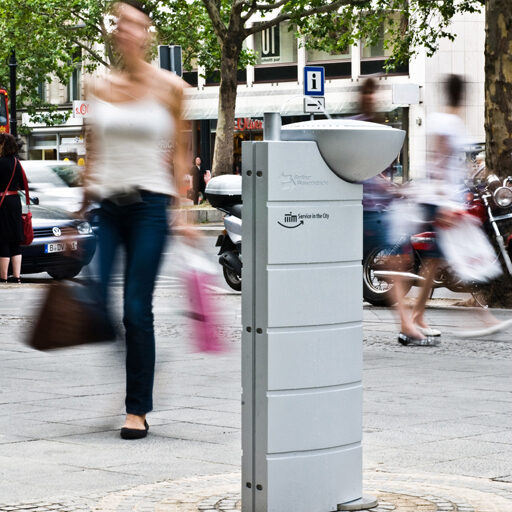 Foto des Brunnens "Trinkbrunnen BWB": Brunnen aus Aluminiumguss mit Logo der Berliner Wasserbetriebe