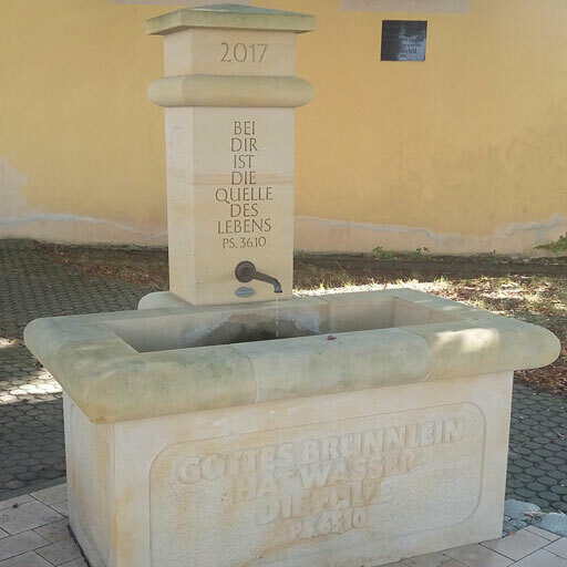 Foto des Brunnens "Dorfbrunnen beim Pfarrhaus im Ortsteil Scheuerfeld"