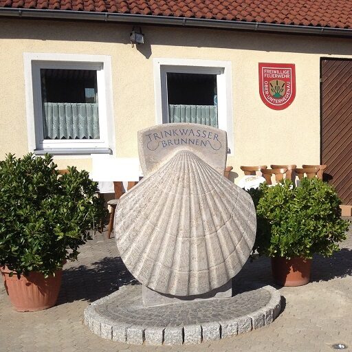 Trinkwasser Brunnen in Form einer Jakobsmuschel in Colmberg.