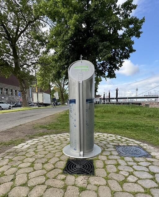 Edelstahl Trinkwasser Brunnen der Stadtwerke Düsseldorf am Joseph-Beuys-Ufer