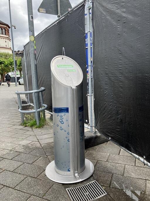 Edelstahl Trinkwasser Brunnen der Stadtwerke Düsseldor am Burgplatz