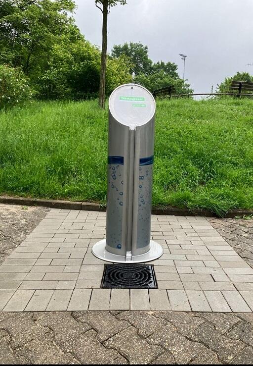 Edelstahl Trinkwasser Brunnen der Stadtwerke Düsseldorf in der Gutenbergstraße