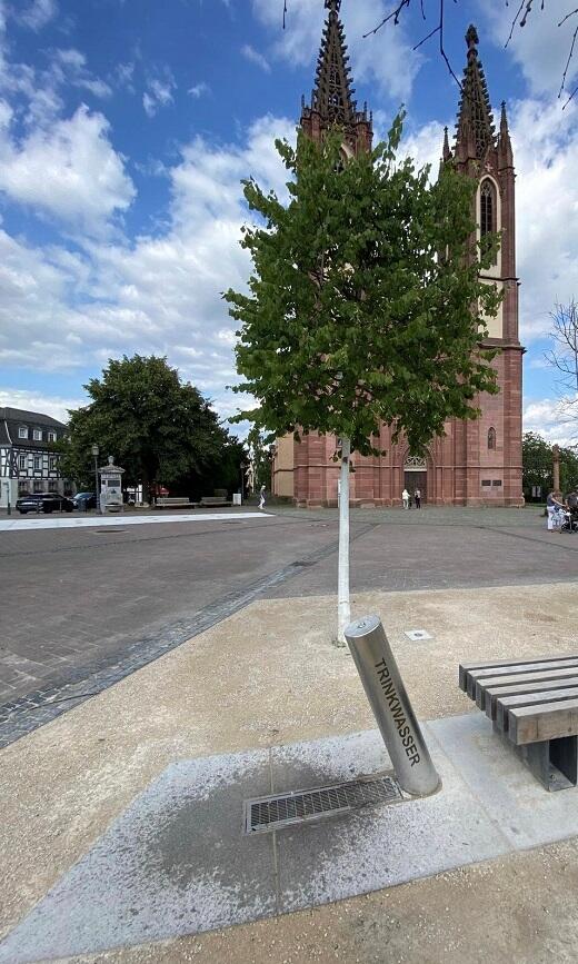 Edelstahl Trinkwasser Brunnen auf dem Bischof-Blum-Platz in Geisenheim