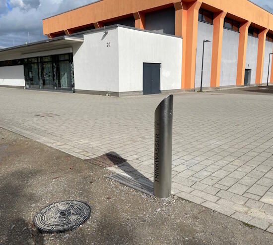 Edelstahl Trinkwasserbrunnen am Tammer Platz in Eglosheim in der Tammer Straße beim Sport- und Kulturzentrum Eglosheim