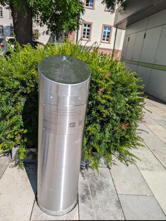 Barrierefreier Ganzjahres-Trinkwasser-Brunnen. Kontaktlose Bedienung über Sensor auf der rechten Seite oben.