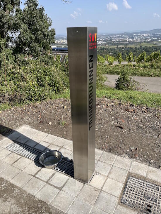 Trinkwasser Brunnen mit Schale für Tiere auf dem Kappelberg in Fellbach