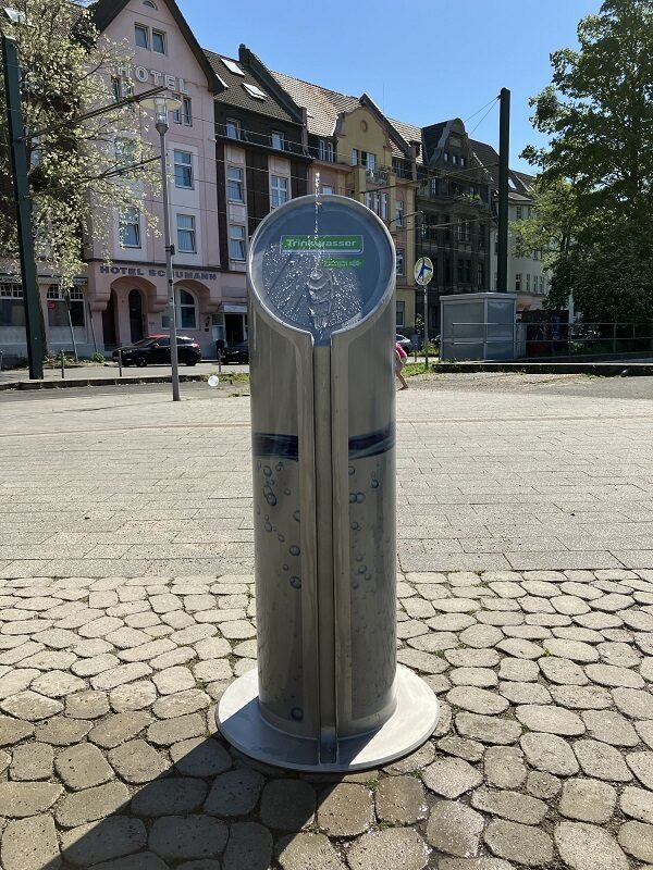 Trinkwasser Brunnen Kamper Acker in Düsseldorf mit Trittfläche für Kinder.