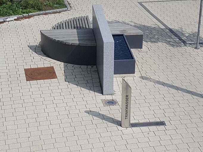 Trinkwasser Brunnen aus Edelstahl mit Sitzgelegenheit an der Hauptstraße in Renningen