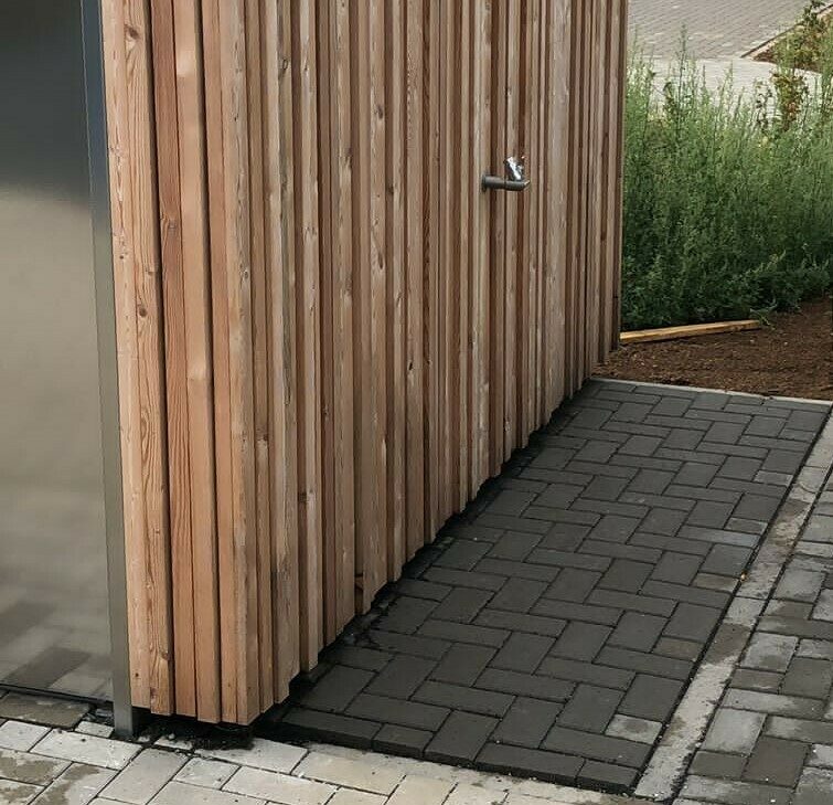 Zapfstelle seitlich am Gebäude der öffentlichen WC-Anlage im Sportpark
