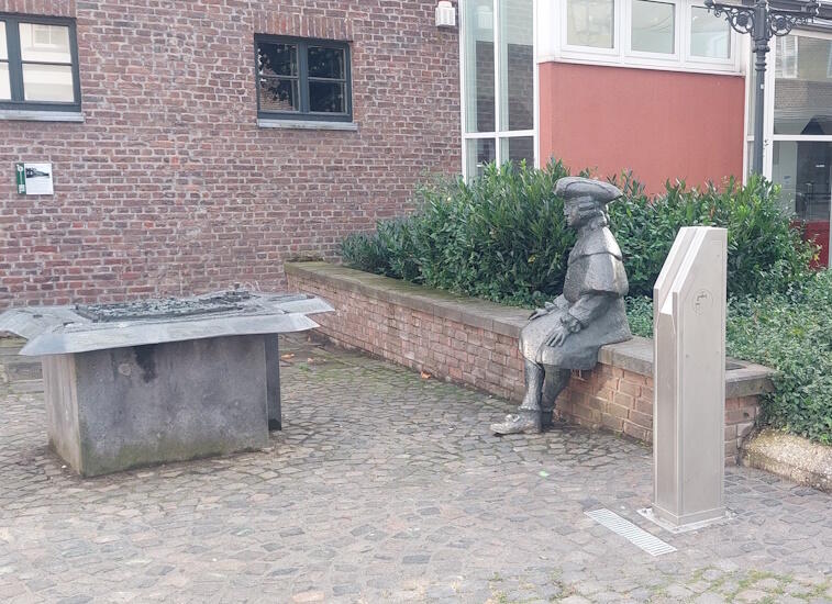 Edelstahl Trinkbrunnen auf dem Platz vor dem Archälogischen Museum in Linn
