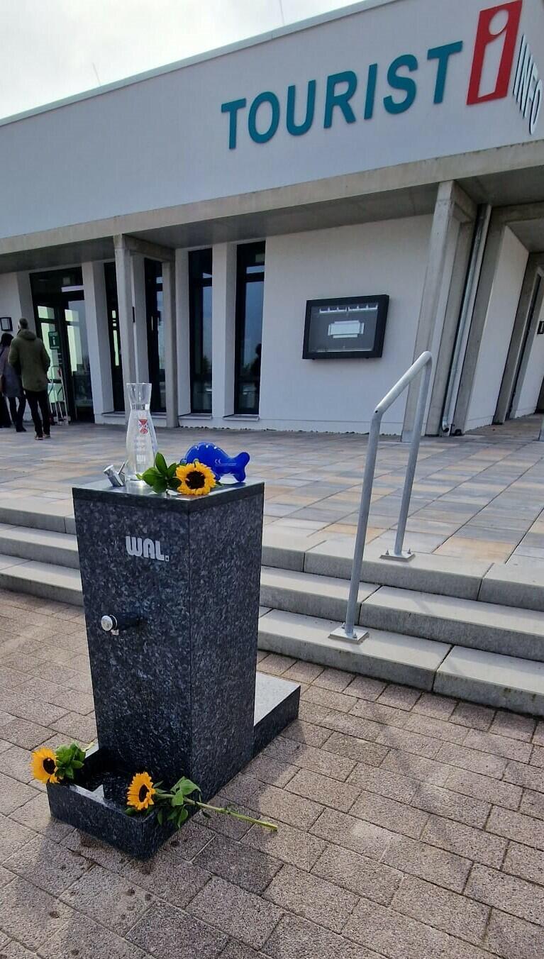 Trinkbrunnen aus Granit mit Hundetränke an denITB-Terassen in Großräschen