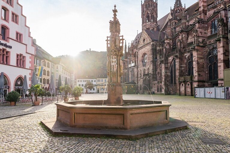 Gotischer Trinkwasser Brunnen auf der Nordseite des Münsterplatzes in Freiburg