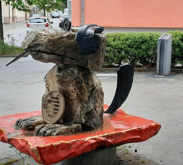 Edelstahl Trinkwasser Brunnen vor der Volksbank in Köngen, im Vordergrund Figur